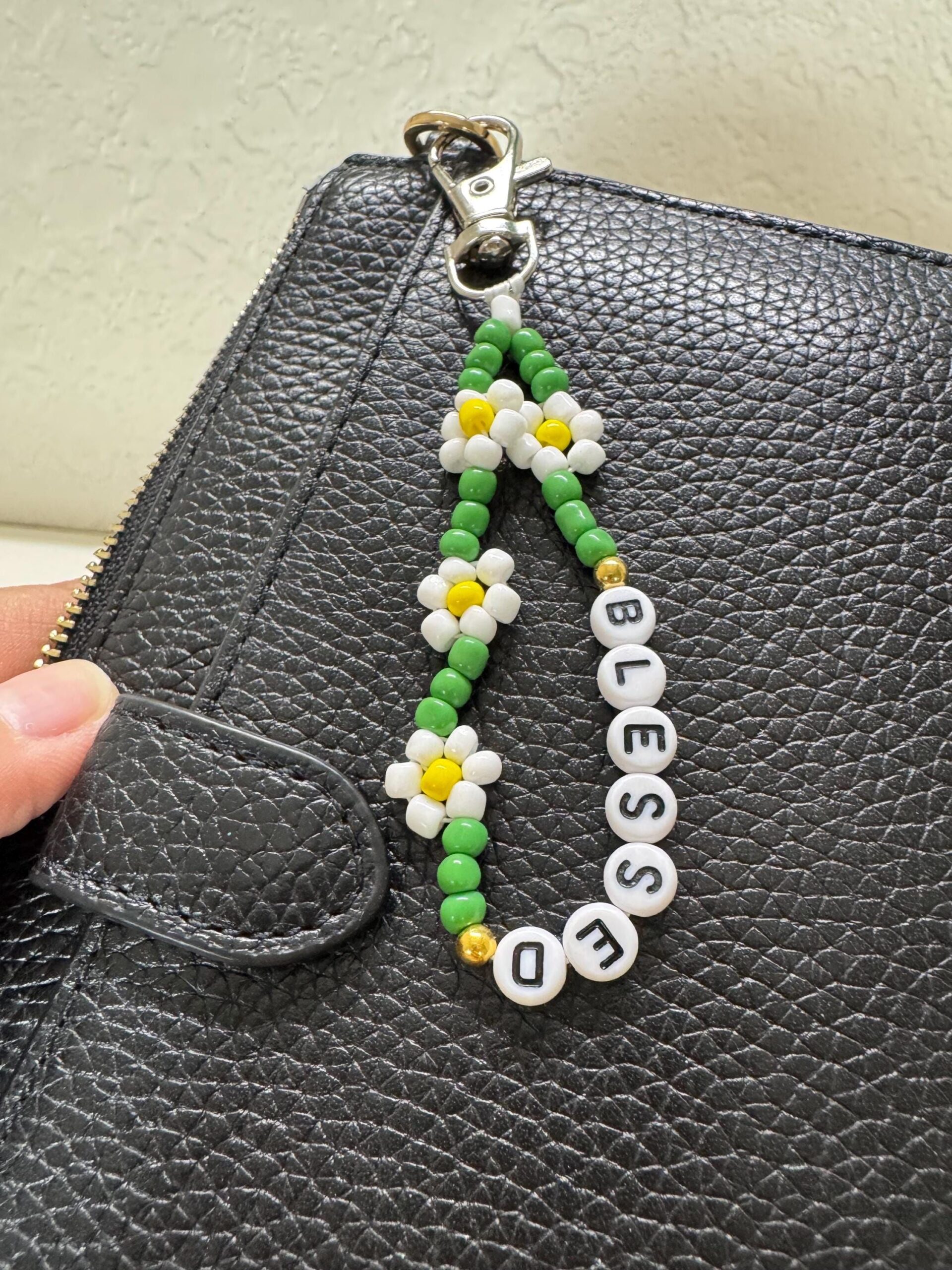 Daisy keychain, blessed, Christian keychain, trendy keychain, gift ideas, personalized, encouraging messages, flower keychain, Bible verses.