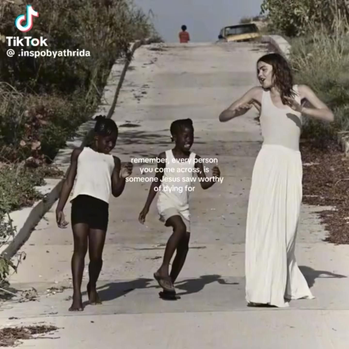 strive to love like Jesus does💕